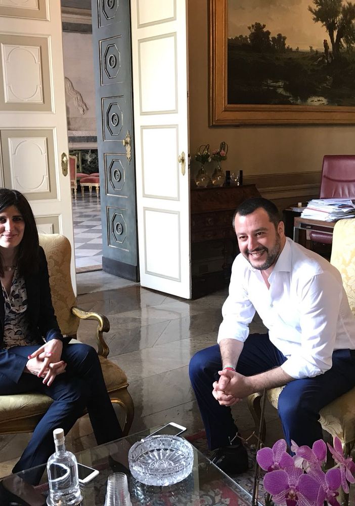 Salvini incontra Appendino: &quot;Io ci sono per riportare la sicurezza nei quartieri di Torino e sgomberare i campi rom&quot; (VIDEO)
