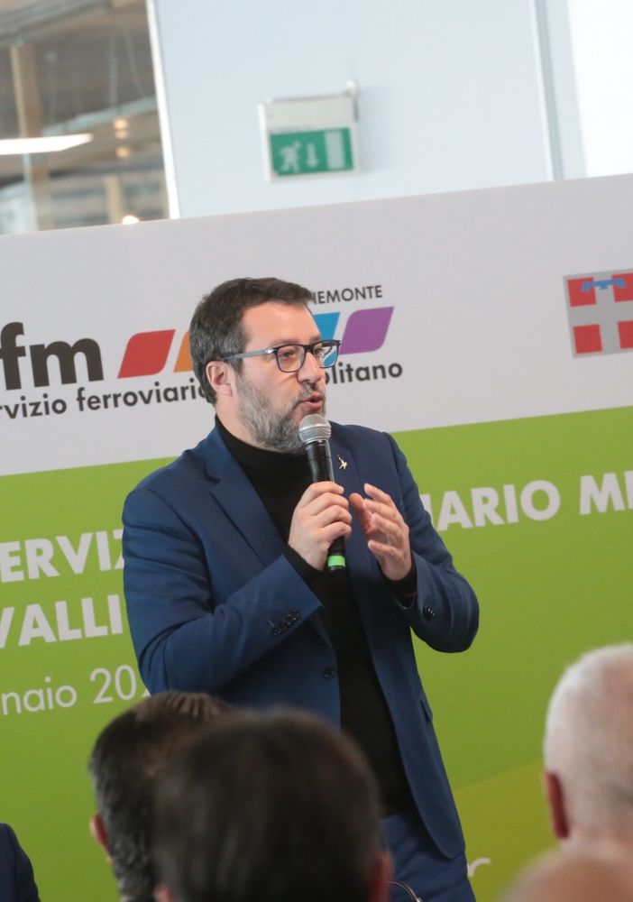 Matteo Salvini parla al microfono