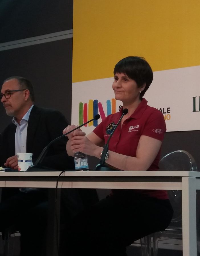 Astrosamantha nell'orbita del Salone del Libro: &quot;La fortuna dalla mia, ma senza preparazione si resta a terra&quot;