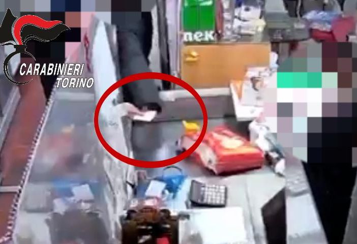 Per cercare di scappare, l'uomo ha spintonato un'amica della vittima intervenuta in soccorso