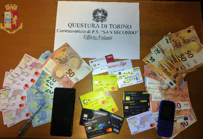 Fermati con oltre 20 carte elettroniche di dubbia provenienza