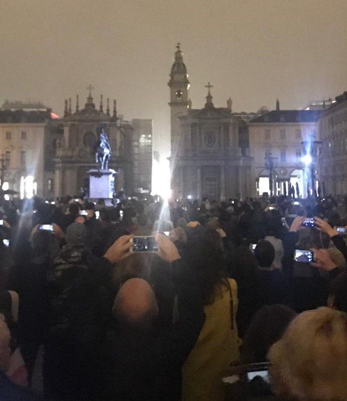 &quot;Miracola&quot;, la Luce d’Artista spegne piazza San Carlo [VIDEO]