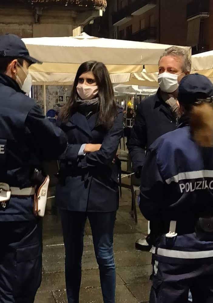 In attesa del coprifuoco piazza Santa Giulia è semi deserta. Appendino: “Restrizioni necessarie”