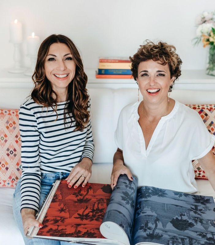 Due donne su un divano
