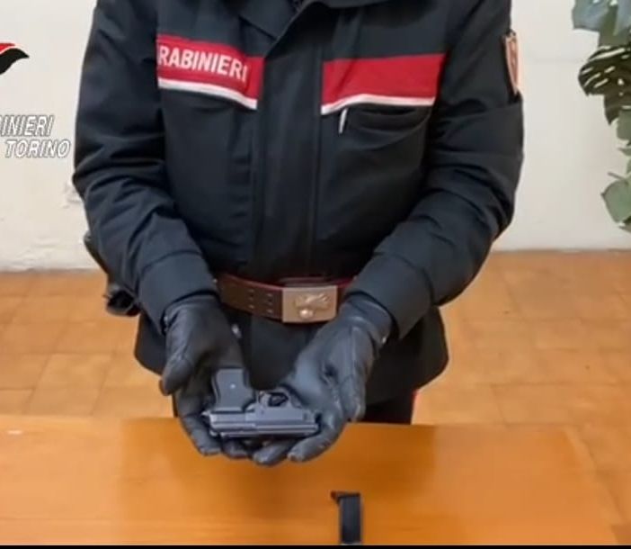 Armato di una pistola scacciacani rapina un passeggero sul treno Fossano-Torino: arrestato