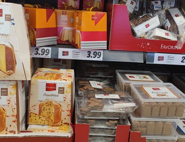 scaffali negozi natale