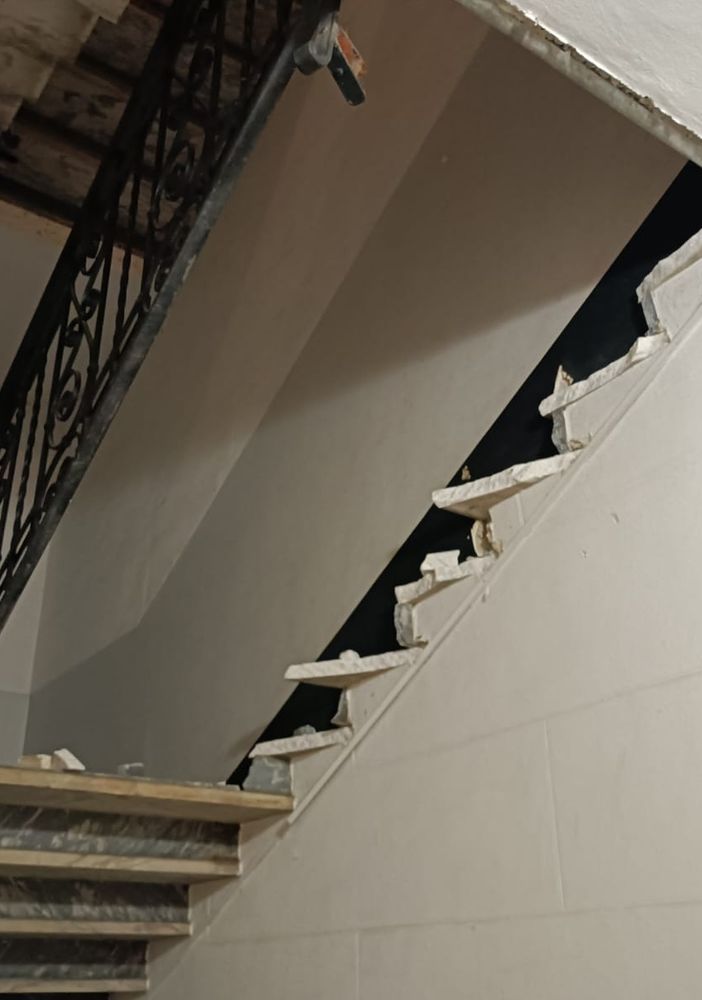 Intera rampa di scale crollata in un condominio di corso Palermo