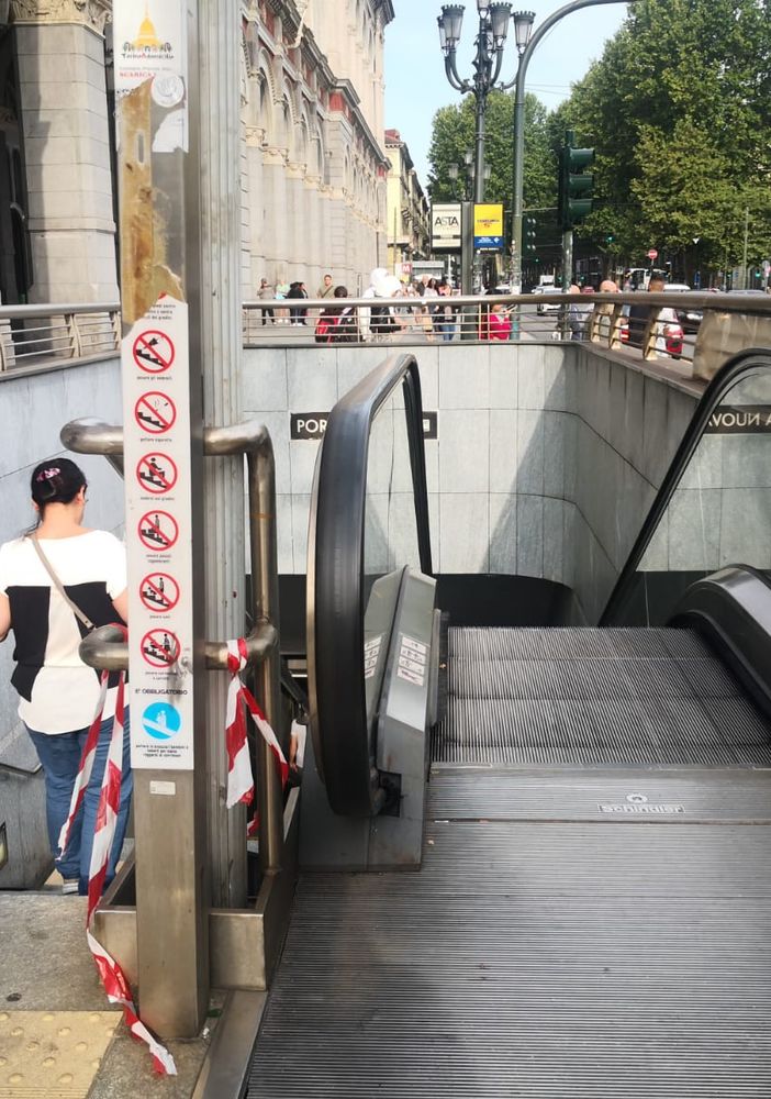 Torna la metro di Torino, ma le scale rimangono “immobili”: nel viaggio tra Fermi e Bengasi 18 sono rotte [FOTO]