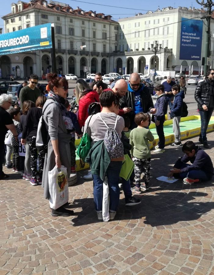 Al via il weekend degli scambi: già tanta gente in piazza Vittorio per il Panini Tour