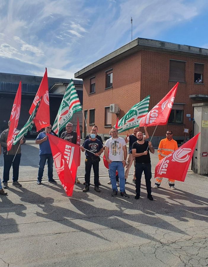 Senza stipendio da aprile: incrociano le braccia i 60 lavoratori della Massano srl