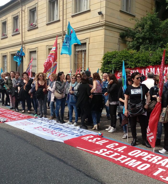 Il re del made in Italy Armani delocalizza: rischio 110 esuberi a Settimo, lavoratori in protesta all'Unione Industriale