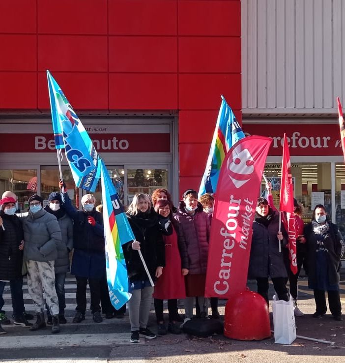 lavoratori in presidio con bandiere sindacali