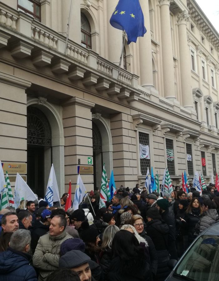 Agenzia delle Entrate, dipendenti in strada: &quot;Impossibile lavorare così: manca gente e il salario è fermo da due anni&quot;