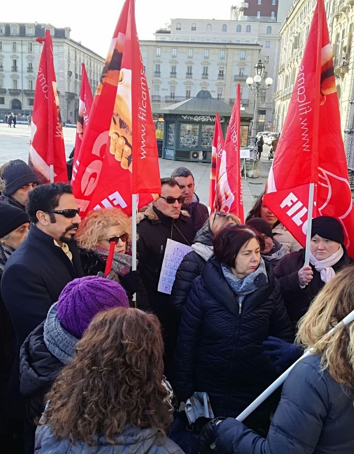 Scuola, lavoratori in piazza contro l'internalizzazione degli appalti di pulizia: &quot;A rischio centinaia di posti di lavoro&quot;