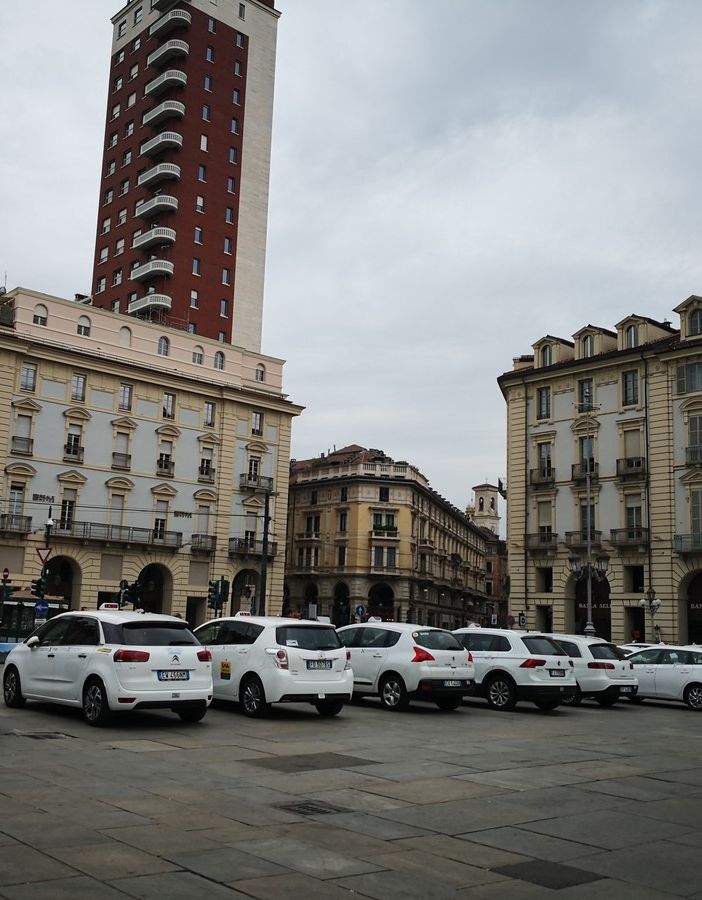Domani presidio dei taxisti e dei lavoratori del sindacato Usb in piazza Castello