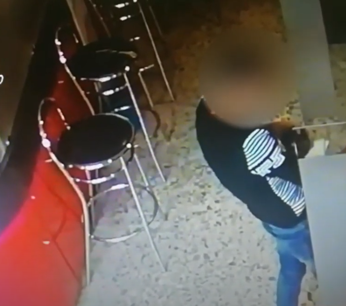 Moncalieri, il finto prete ruba la pensione a due anziani e se la va a giocare alle slot [VIDEO]