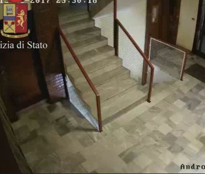 Donna aggredita e scippata nell'androne di casa: il ladro e il complice sono i vicini (VIDEO)