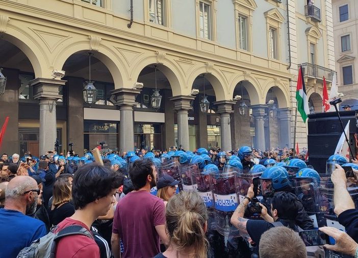 Scontri al 1° Maggio, il Comune ammette: “C’erano segnali di tensione”. Fdi: “Sgomberare Askatasuna”