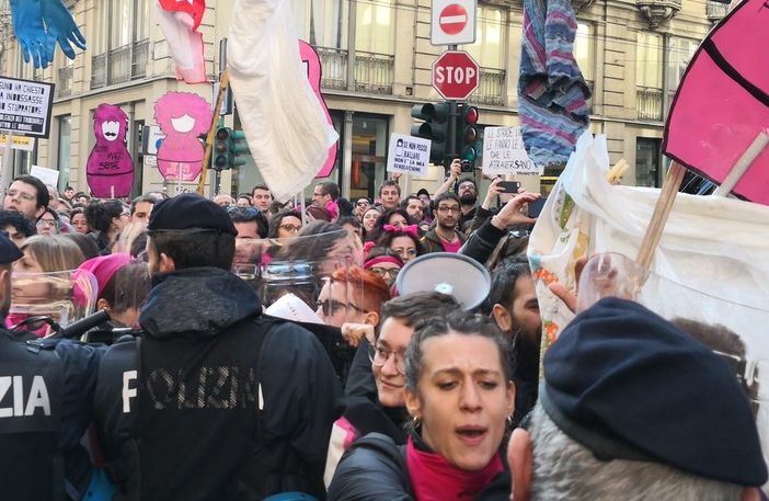 Torino, scontri al corteo dell'8 marzo [FOTO E VIDEO]