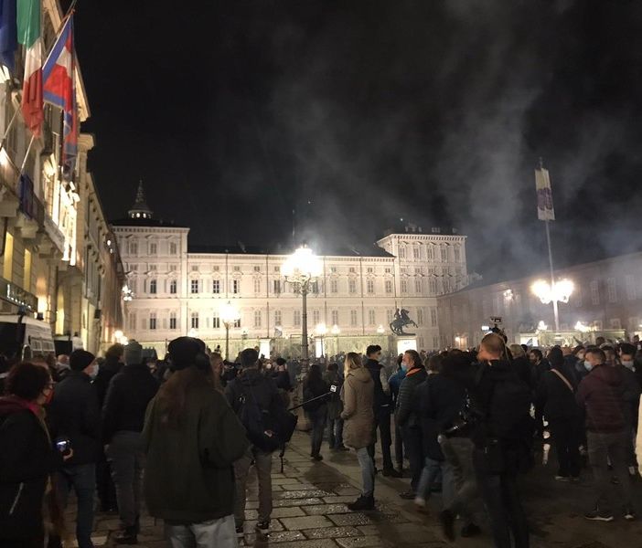 Proteste anti-Covid a Torino: la polizia ha arrestato dieci persone