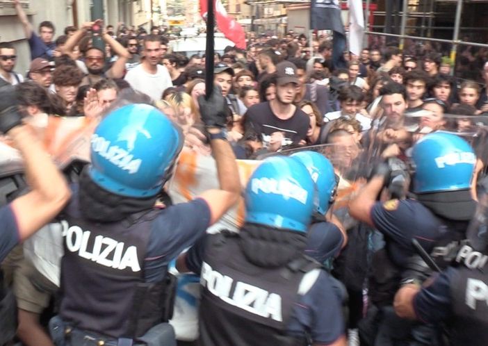 Scontri con gli universitari, la polizia attacca il Consiglio: &quot;Noi siamo lo Stato, ma la sinistra solidarizza con gli studenti&quot;