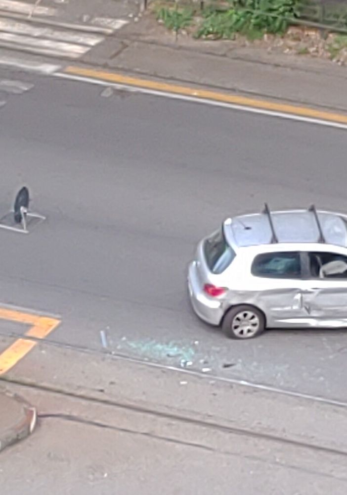 Auto contro il tram 9 in corso Ferrucci: alcuni contusi tra i passeggeri