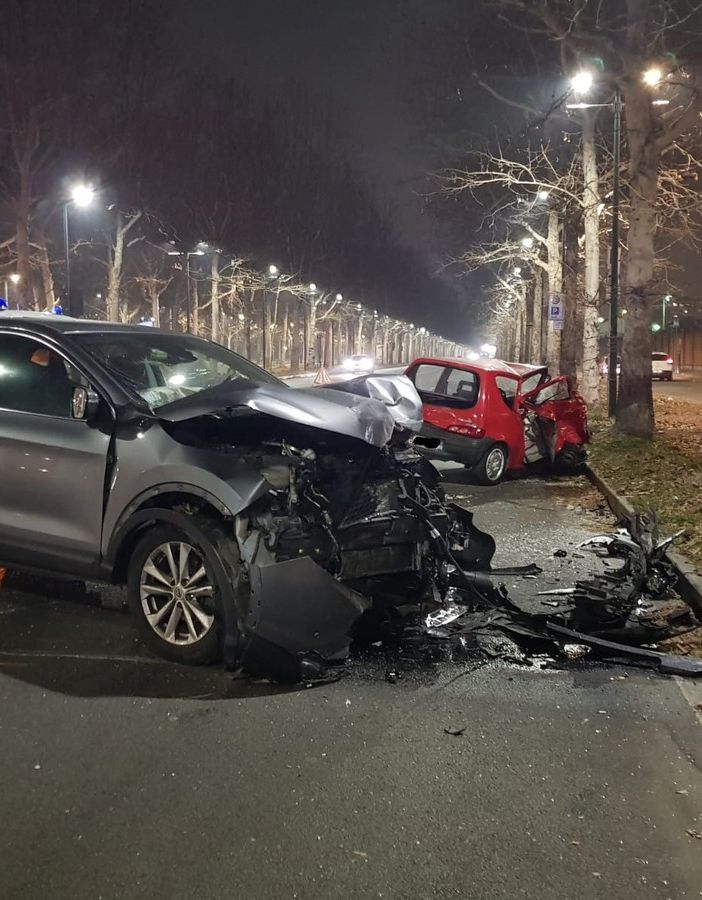 Scontro frontale in corso Galileo Ferraris, grave 27enne: si cercano testimoni