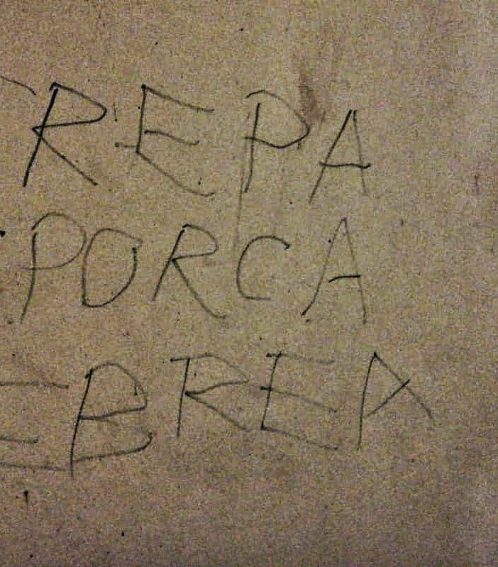 &quot;Crepa sporca ebrea&quot;: scritta antisemita nel quartiere Borgo Po [FOTO e VIDEO]