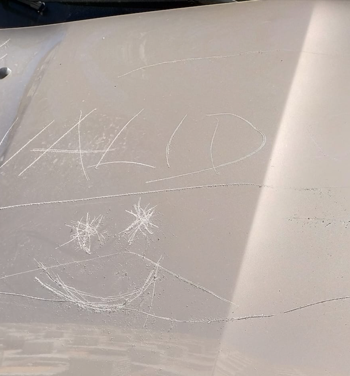 Niente euro al parcheggiatore abusivo, gli rigano l’auto con un cacciavite e incidono &quot;Invalido di m***a&quot;