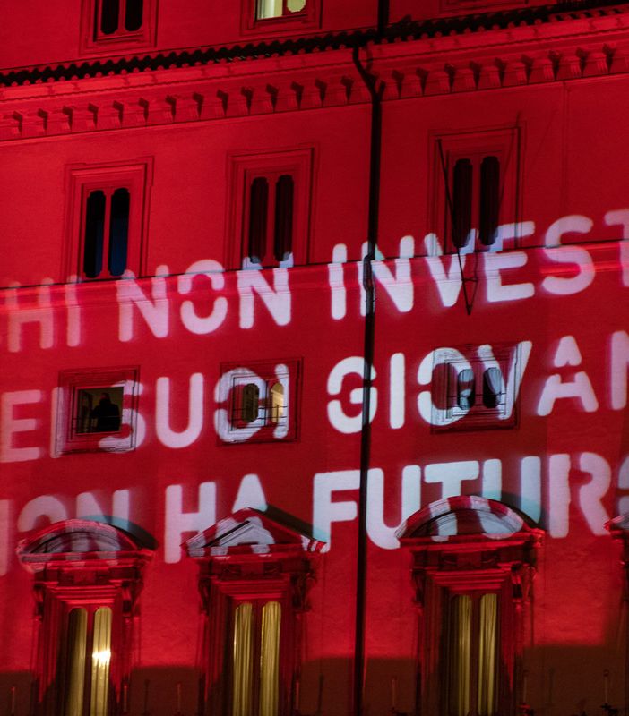 La scritta proiettata alle 18 sulla facciata di Palazzo Chigi