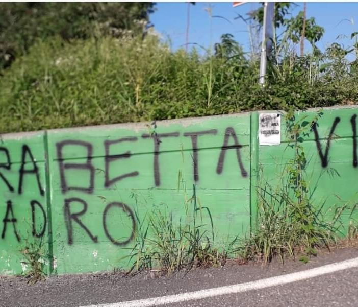 A Rosta scritte contro il deputato M5S Carabetta: &quot;Via dalla Val Susa, ladro&quot;