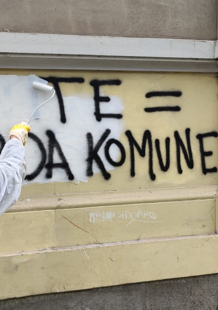 Il Comitato Quadrilatero Aurora ripulisce la scuola Parini dalle scritte