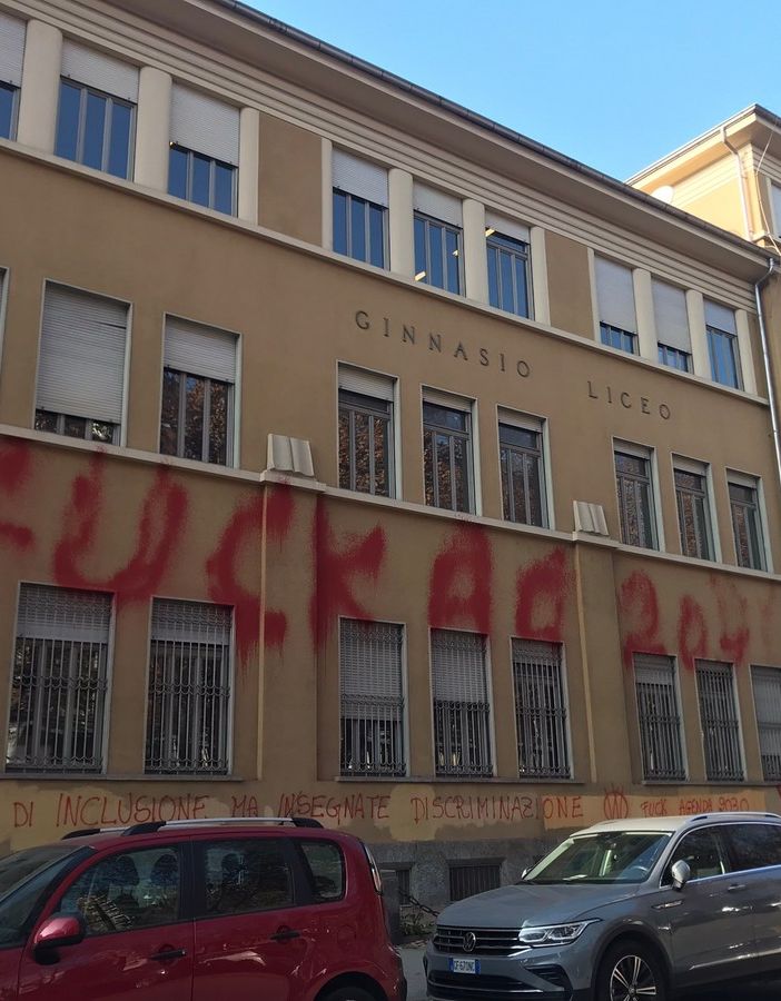 Scritte su scuole e ospedali, sgominata rete No Vax a Torino: 6 denunciati [VIDEO e FOTO]