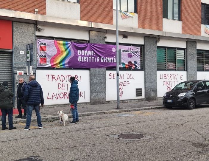 scritte no vax sui muri