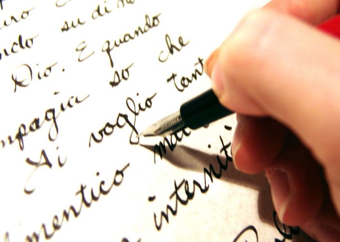 Mano che scrive su un foglio