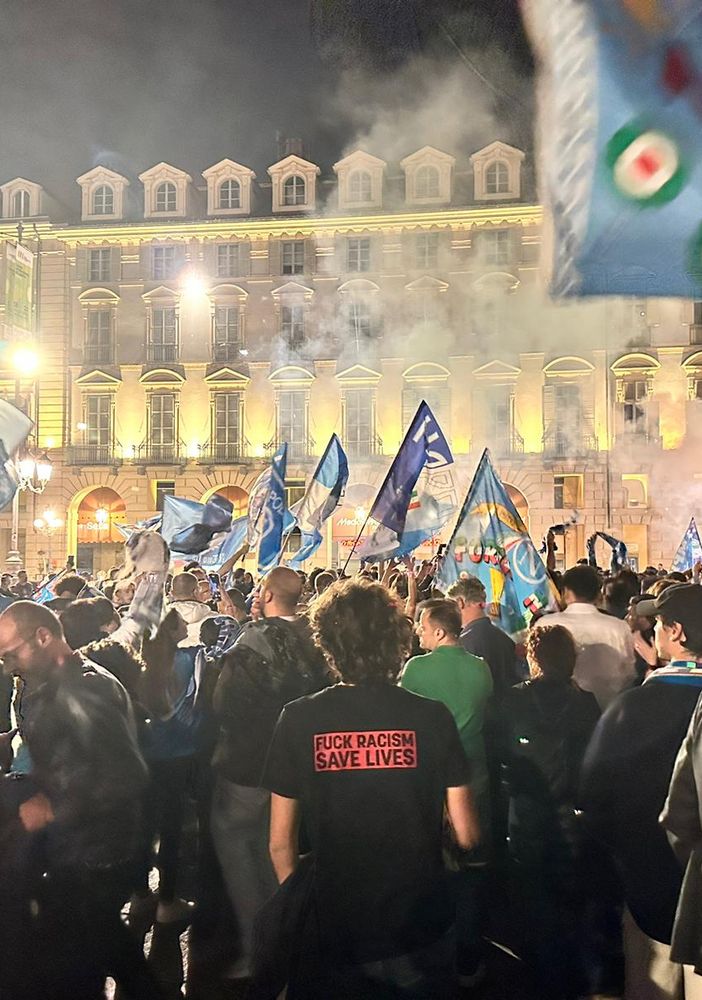 Beffa a Torino, la festa scudetto è del Napoli: in centro bandiere azzurre, caroselli e fuochi d'artificio [FOTO E VIDEO]