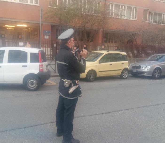 Sosta selvaggia davanti alla scuola elementare, la municipale arriva con le telecamere. Ma alcuni genitori potrebbero essere stati “avvertiti”