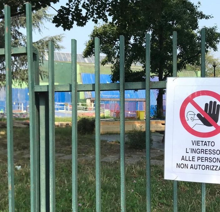 Lamiere anti-intrusione nella scuola occupata di via Tollegno