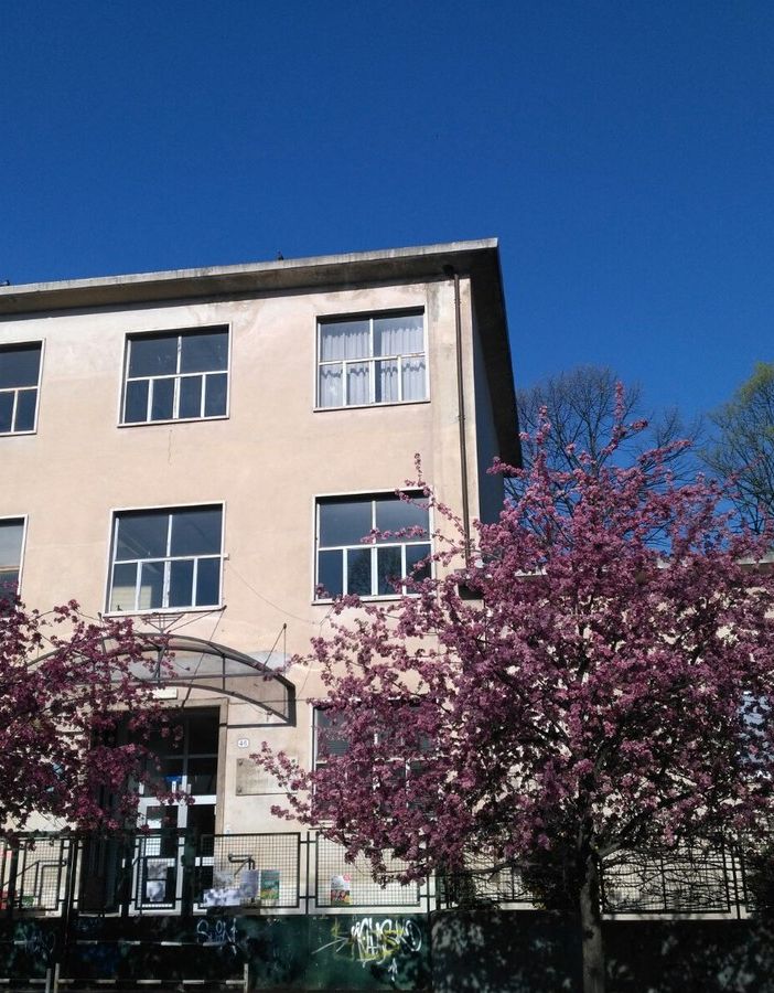 Genitori e bambini scendono in piazza contro la chiusura della scuola &quot;Vidari&quot;