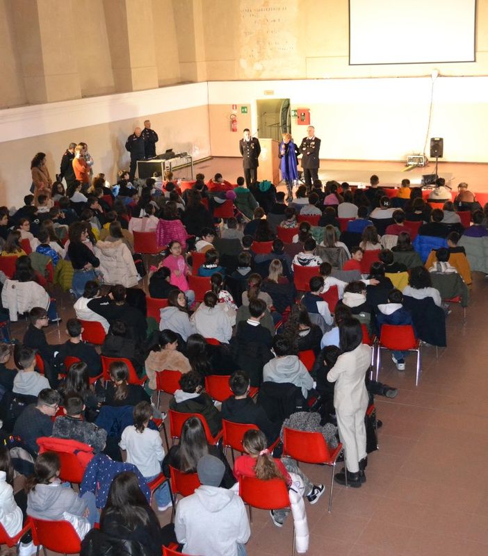 Moncalieri, 250 studenti ospiti dei carabinieri per parlare di bullismo e cyberbullismo