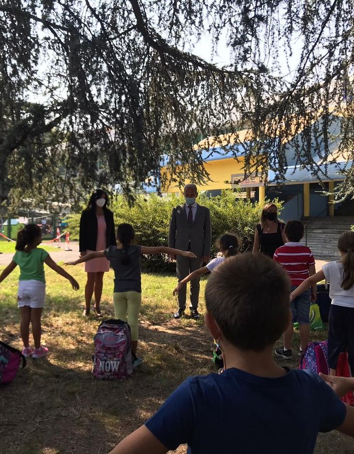 Primo giorno di scuola, Di Martino alle famiglie: “Affrontiamo l’anno con serenità e spirito di collaborazione” [VIDEO e FOTO]