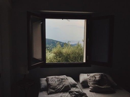 Finestra aperta con camera da letto