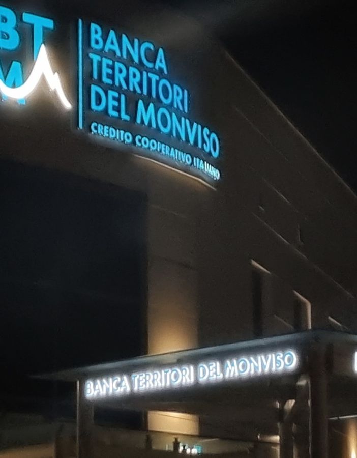 Insegne spente dopo la mezzanotte: Banca Territori del Monviso per il risparmio energetico e la tutela dell’ambiente