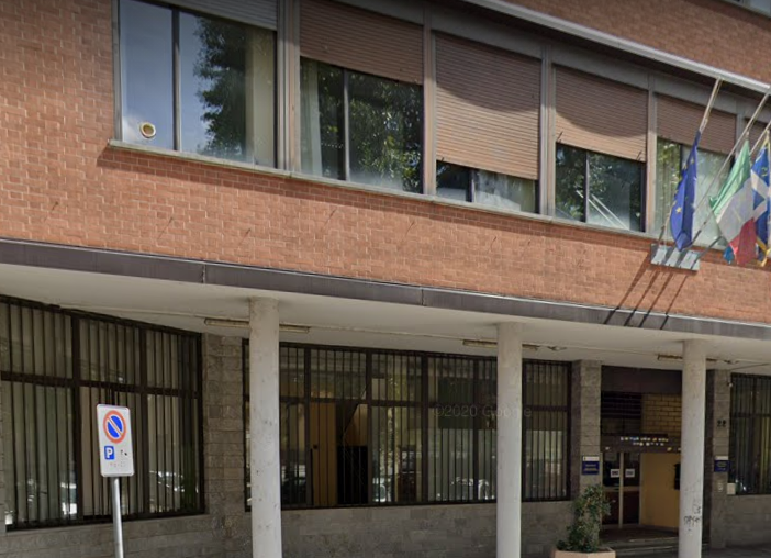 casa di mattoni rossa con bandiere