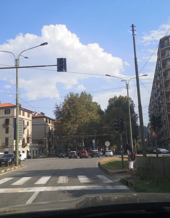 L'incrocio tra Corso Tortona e Corso Belgio con i semafori spenti