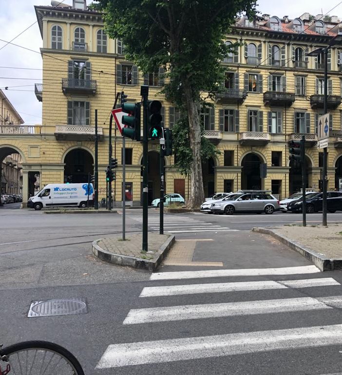 Innovazione a Torino, in arrivo il semaforo &quot;intelligente&quot; per aiutare ciechi ed ipovedenti ad attraversare la strada