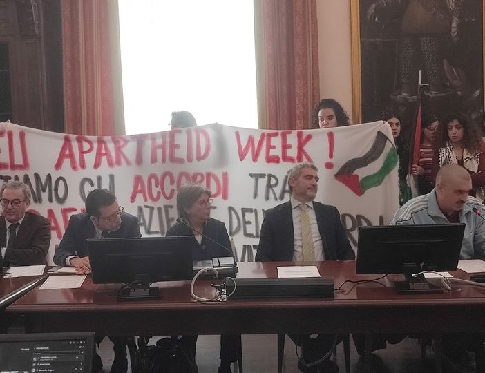 Studenti irrompono al Senato accademico contro gli accordi tra Università e Israele