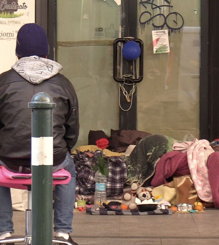 senza tetto in via viotti