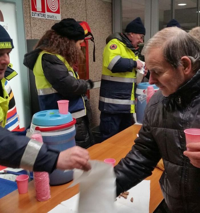 &quot;Cerchiamo di regalare un sorriso, un po' di umanità e un po' di the caldo a chi ha più bisogno e cerca rifugio a Porta Nuova&quot;