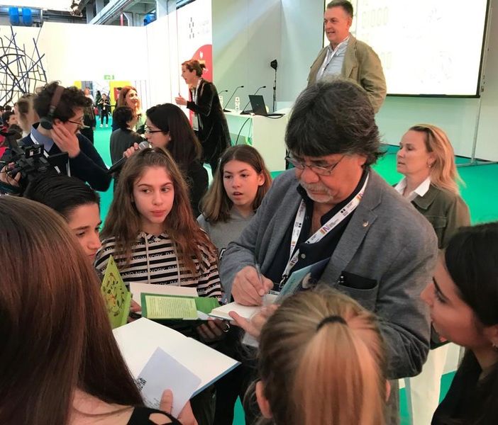 &quot;Vola solo chi osa farlo&quot;: anche la Torino dei libri dice addio a Luis Sepúlveda